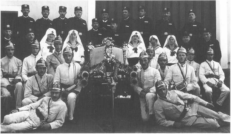 Členové Sboru dobrovolných hasičů Třebětice s novou motorovou stříkačkou v roce 1936