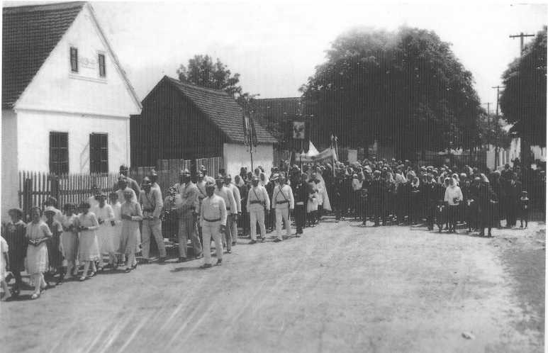 Průvod od kapličky ke kostelu 14. června 1936