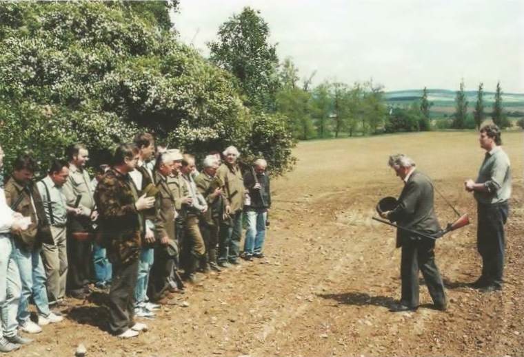 Před zahájením střelecké soutěže v roce 1996