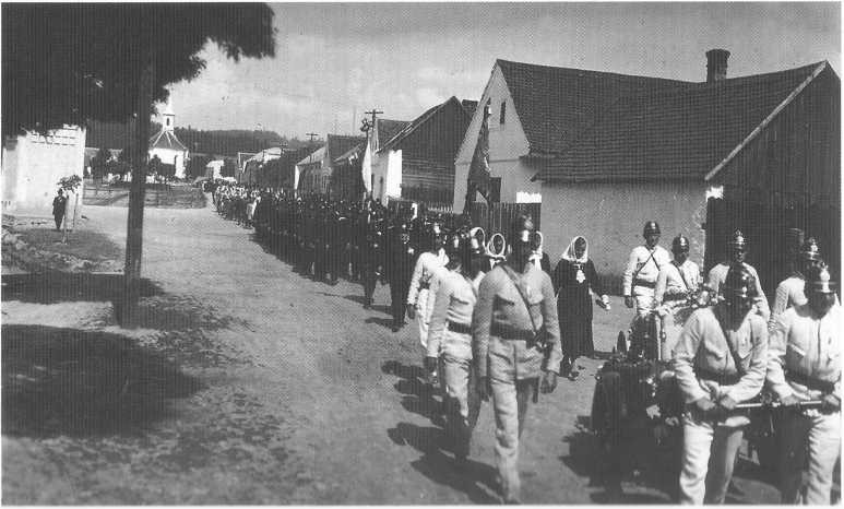 Slavnostní průvod ke kapličce sv. Jana Nepomuckého 14. června 1936