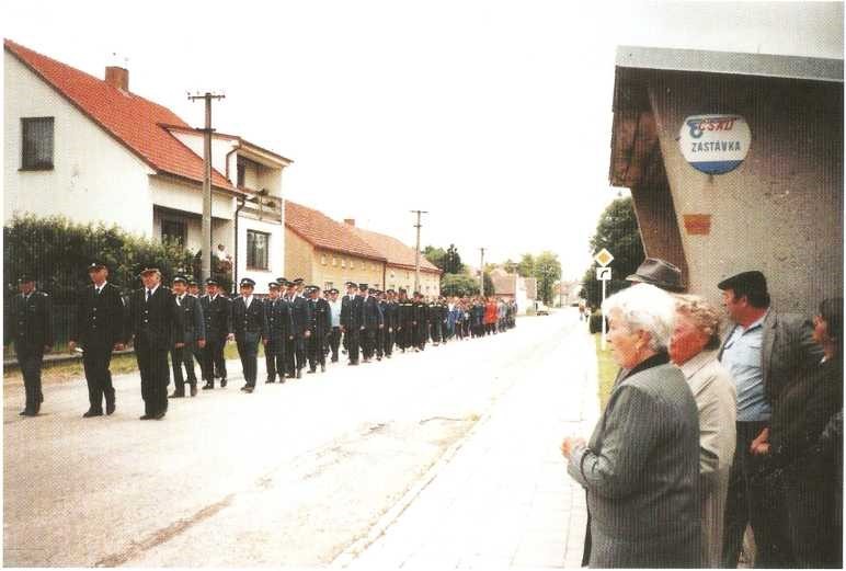 Slavnostní průvod při oslavách 100. výročí SDH 5. července 1998