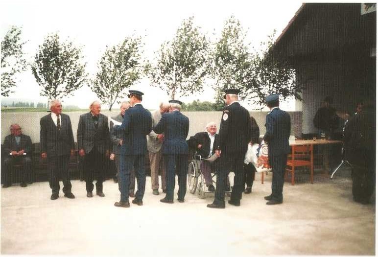 Vyznamenání členů SDH při oslavách 100. výročí za 40 let členství 5. července 1998