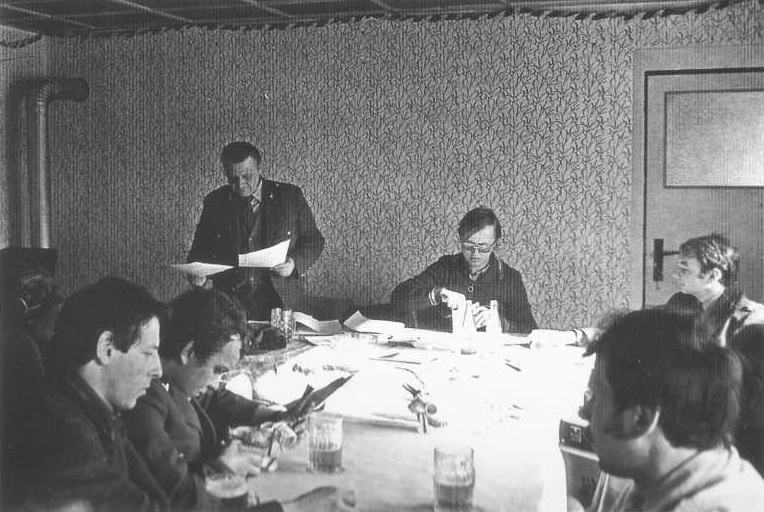 Předseda sdružení Miloš Petr zahajuje výroční schůzi v roce1983