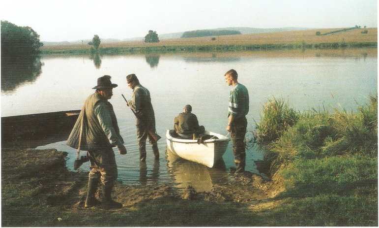 Před zahájením honu na kachny na Hříběcím rybníku u Ostojkovic v roce 2002